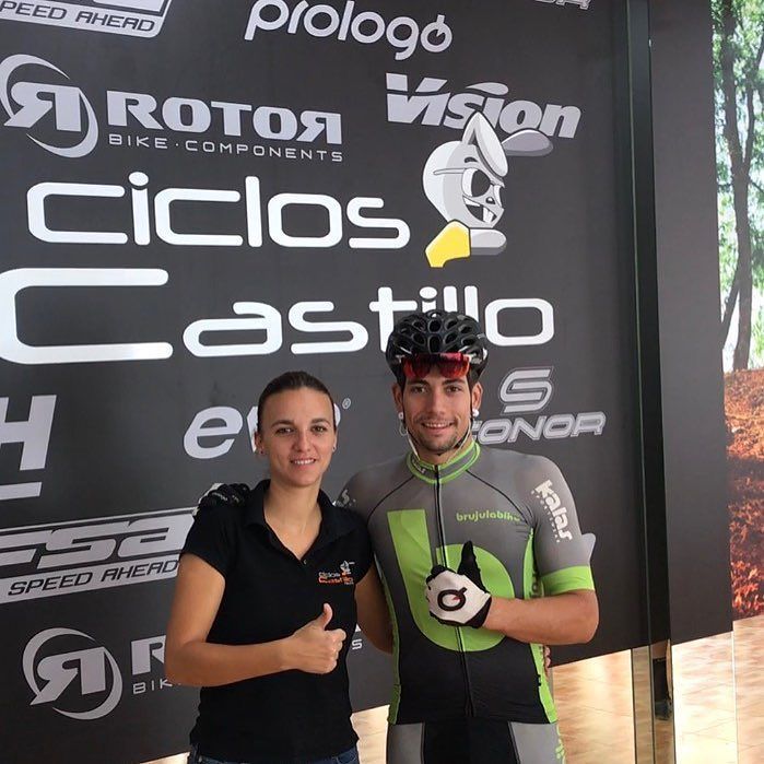 Ciclos_Castillo's tweet photo. Hoy nos visita Miguel Muñoz. Nos alegramos mucho de verte campeón!!! #cicloscastillo #campeon #mtb https://t.co/byaIVj8pmQ https://t.co/WxvS9suA6X