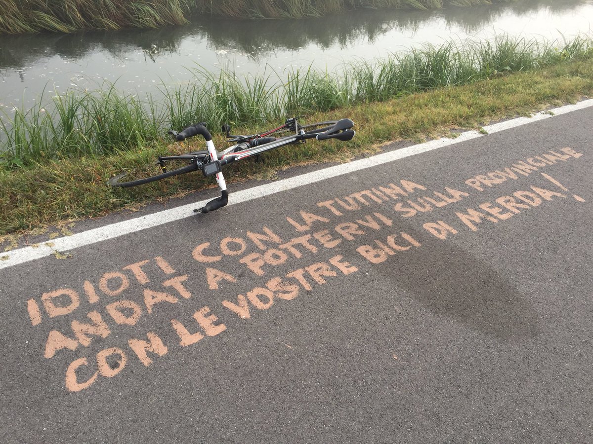 Biketherapy_MI's tweet image. Sulla ciclabile Abbiategrasso Bereguardo è comparsa una scritta... attenti ciclisti con la... “tuttina” 😂😂😂 #ignoranza #ciclismoignorante