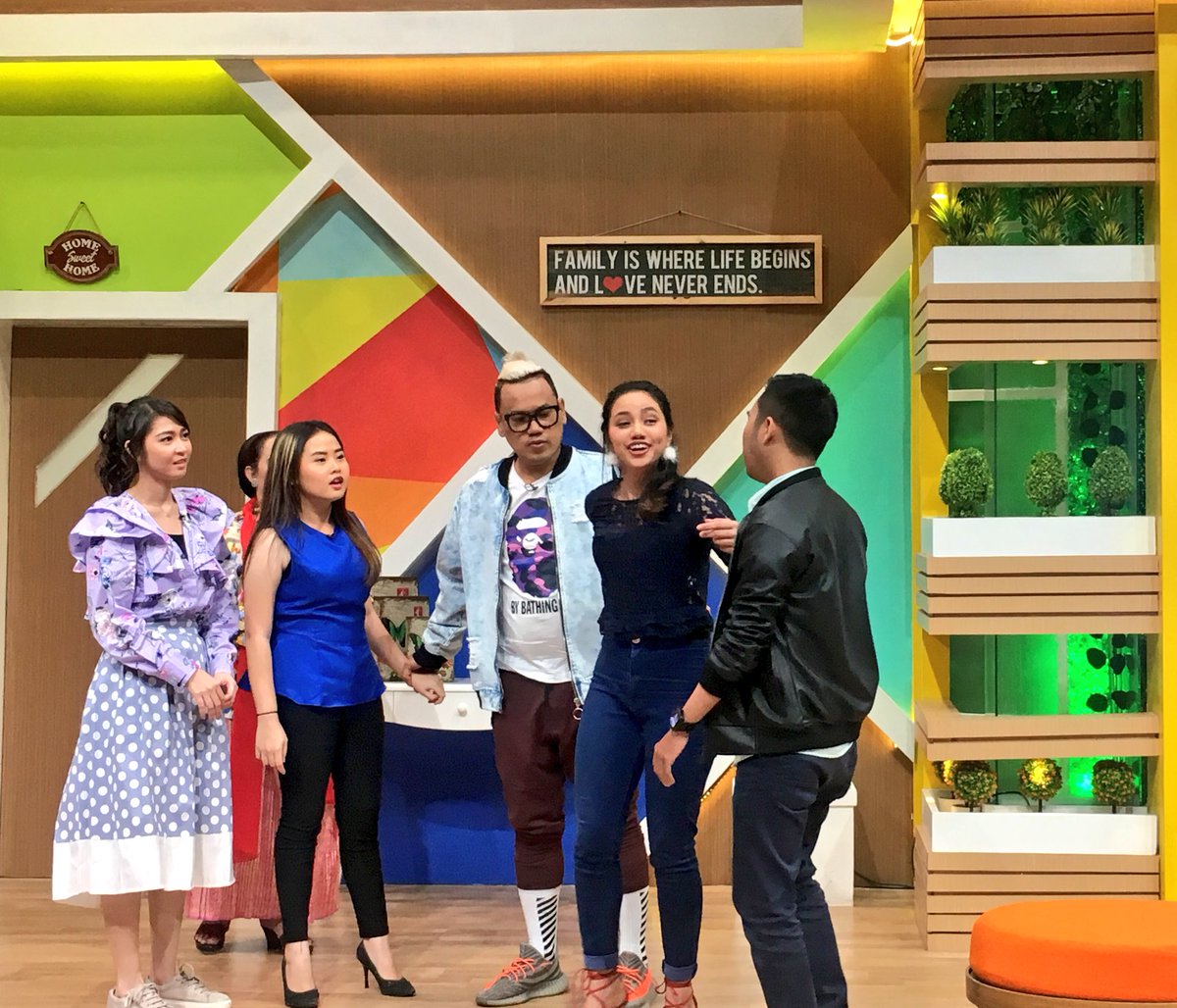 Ryan dlm masalah besar nih Sobat7! Amy dan Azizah pun bertemu. Siapa yg akhirnya akan diakui Ryan? #Trans7RumahUya1710