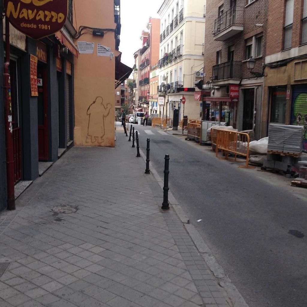 Laborolove's tweet photo. Mujer limpiando Calle López Silva en el Rastro #streetarteverywhere #madridstreetart #cleaners #elrastro #madridst… https://t.co/IWyj2ou8Yr https://t.co/xac4QKKgVT