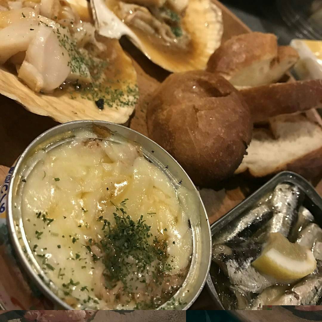 joint0528's tweet photo. 本日10/17(火)美原ジョイントはふみのり&amp;しもくんシャカリキ張り切ってBar営業19:00よりスタートしておりますよ
本日オススメは「カンパチのお刺身」
大好評で昨日売り切れの「海老のアヒージョ牡蛎のアヒージョ」もしちゃいます❗数量限定ですが「生牡蛎」もご用意しちゃいました🎵 https://t.co/VnZmjQujIB