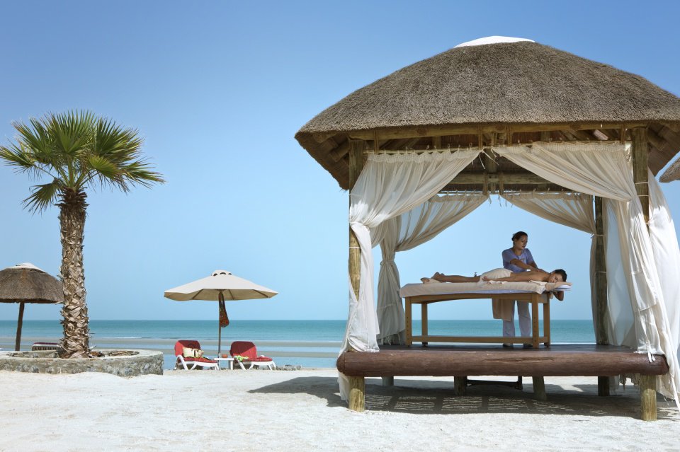 Rotana_Hotels's tweet photo. How would you caption this outdoor massage session @TheCove_Rotana Resort Ras Al Khaimah.
#Rotana #RotanaBodylines #RotanaTreasuredTime https://t.co/w866mWsI1x