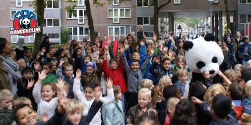 Geweldig! Westerparkschool haalde € 9.338,- op voor actie Haai-alarm! Zapp-presentatrice Rachel bracht een bokaal. Wat een feest was dat!