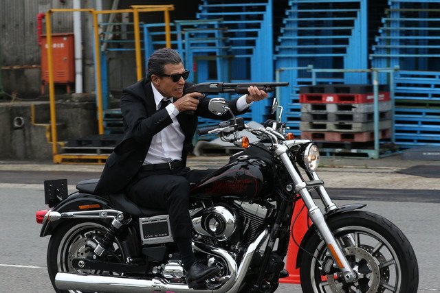 Accela バイク記事紹介 バイクに乗りながら 銃を撃つ 舘ひろし さん 日本が誇るバイクアクション俳優やで T Co Jlfqecszh8 Twitter