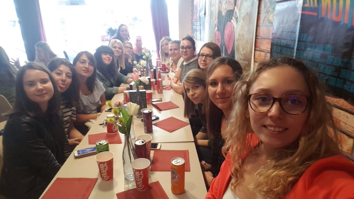 lpamforbach's tweet photo. Petit resto avec tout le monde 🍔 https://t.co/HSenqCqhFE