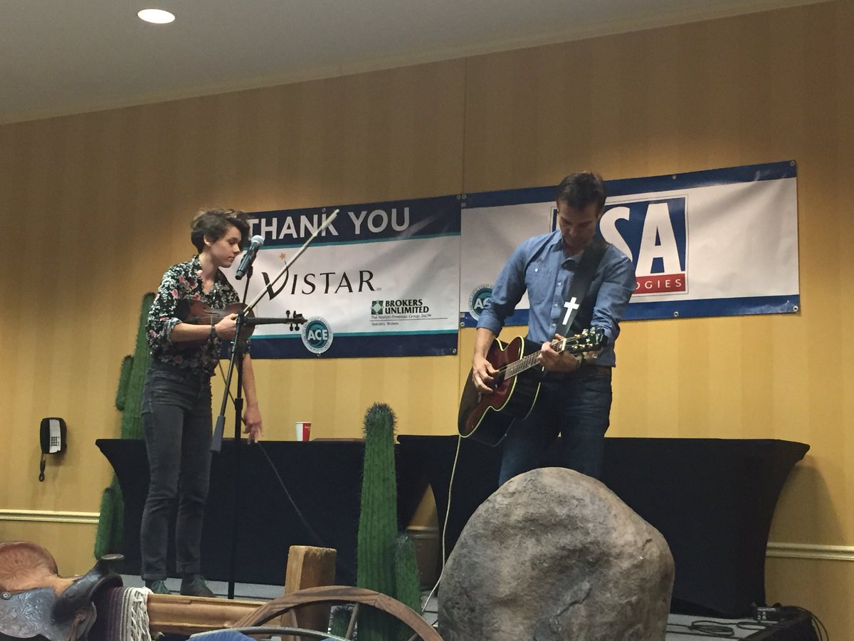 ACEVendingShow's tweet photo. Amazing speaker and singer. What a story from #KeniThomas, Army Ranger in the Black Hawk Down Mission. #keynote #ACEShow2017 ๐บ๐ธ https://t.co/YBSoO6CMGc