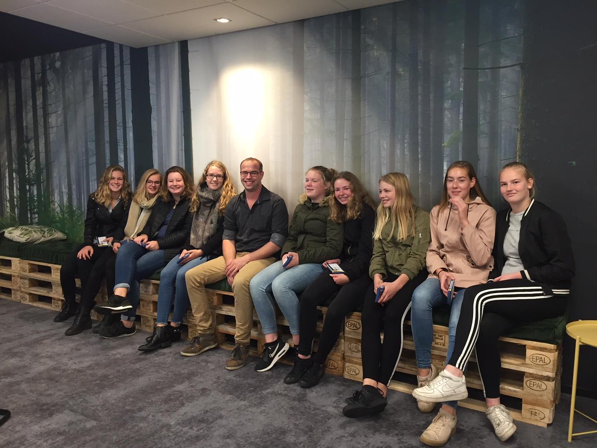 DijkstraDraisma's tweet photo. Vorige week bezochten leerlingen van het @DockingaCollege onze vestiging in Dokkum! Deze stoere dames gingen zelfs met onze Wout op de foto! https://t.co/xWETtn0eYf