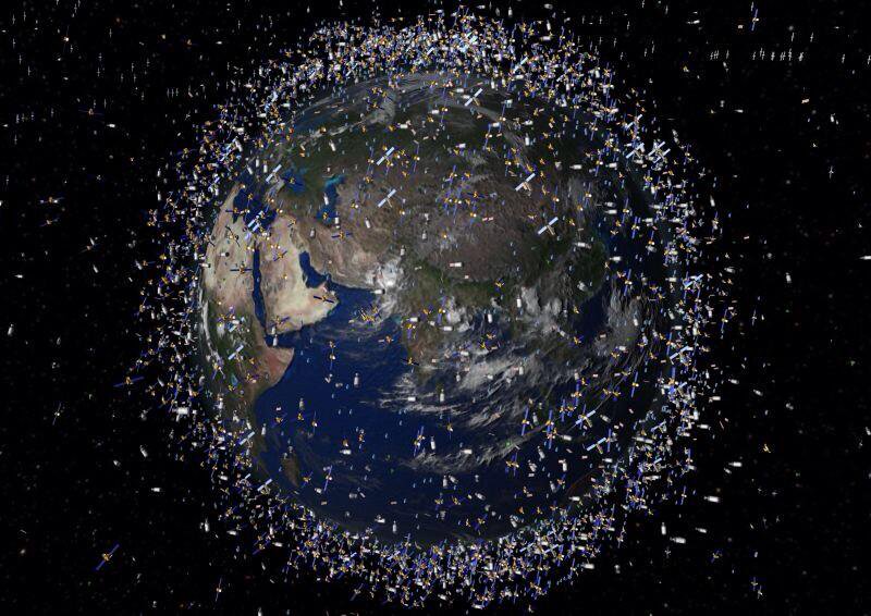 unkownspace_'s tweet photo. 【スペースデブリ】 宇宙ゴミと呼ばれる人工物体のこと。 衛星の打上げに使われたロケット本体や、その一部の部品、ロケットの切り離しなどによって生じた破片 このスペースデブリにぶつかると即死してしまうらしい https://t.co/QmdRAVCdjj
