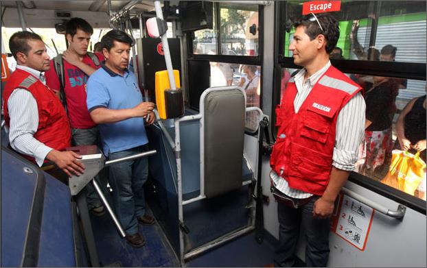 Transantiago's tweet photo. #PagaTuPasaje Somos muchos más los que pagamos en el #TransportePúblico y queremos un mejor servicio. ¡Súmate a los que siempre pagamos! 😉 https://t.co/3KJsBNSfne