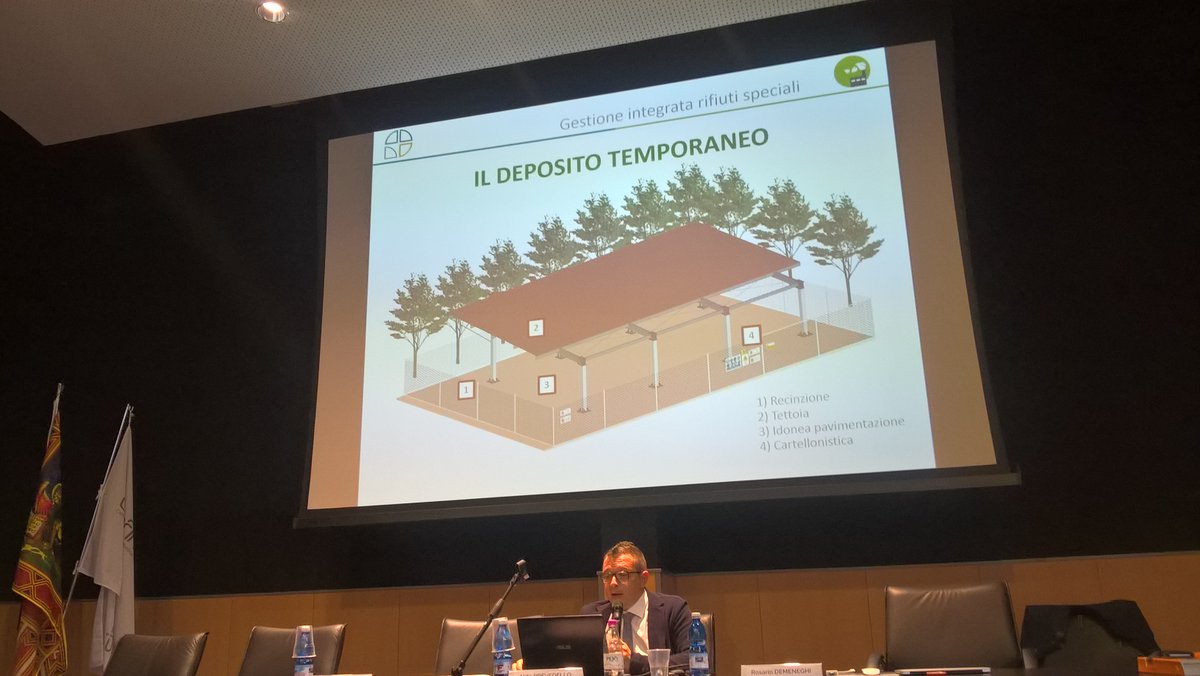 ecoricerche's tweet photo. #AngeloPisan tratta l'importanza di un corretto #deposito #temporaneo dei #rifiuti al #corso di #formazione @CSostenibile @EcoForumRifiuti https://t.co/wxbQc5AoNF