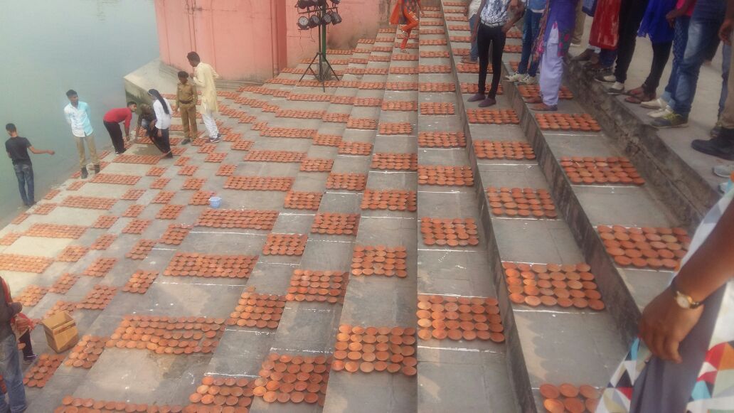 CMOfficeUP's tweet photo. #Deepotsav पर अयोध्या में वर्ल्ड रिकॉर्ड बनाने की तैयारी करते हुए स्काउट्स। https://t.co/vjyP8wc1cT