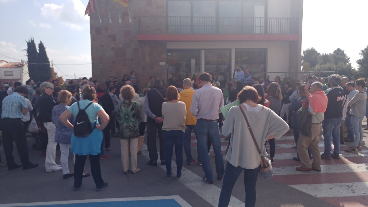 A Rourets hem aturat l'activitat a les 12 i ens hem concentrat davant l'ajuntament de #Matadepera #LlibertatJordis