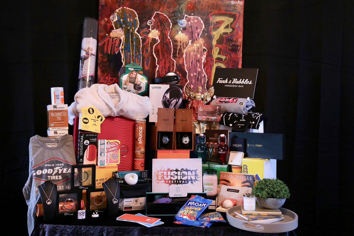 GlamourMagUK's tweet photo. RT before 4pm to win an @Ingersoll1892 goodie bag worth £4000 - including @Tresorparis, @rodialskincare @SoapAndGlory, @LavaShells &amp; more https://t.co/rXVPU2gVfu