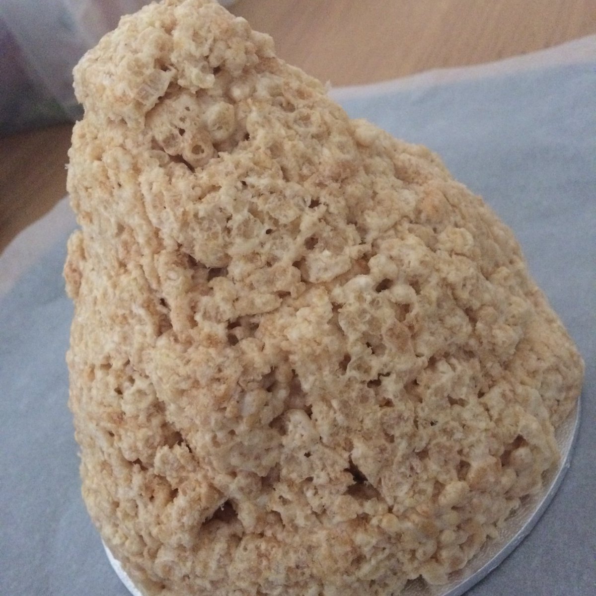 Bakingbugcakes's tweet photo. Gotta love a construction with @ricekrispies #squares.
Any guesses what it’s going to be yet???
#ricekrispiessquares
#anythingbutsquare https://t.co/2hKGpcQV7D