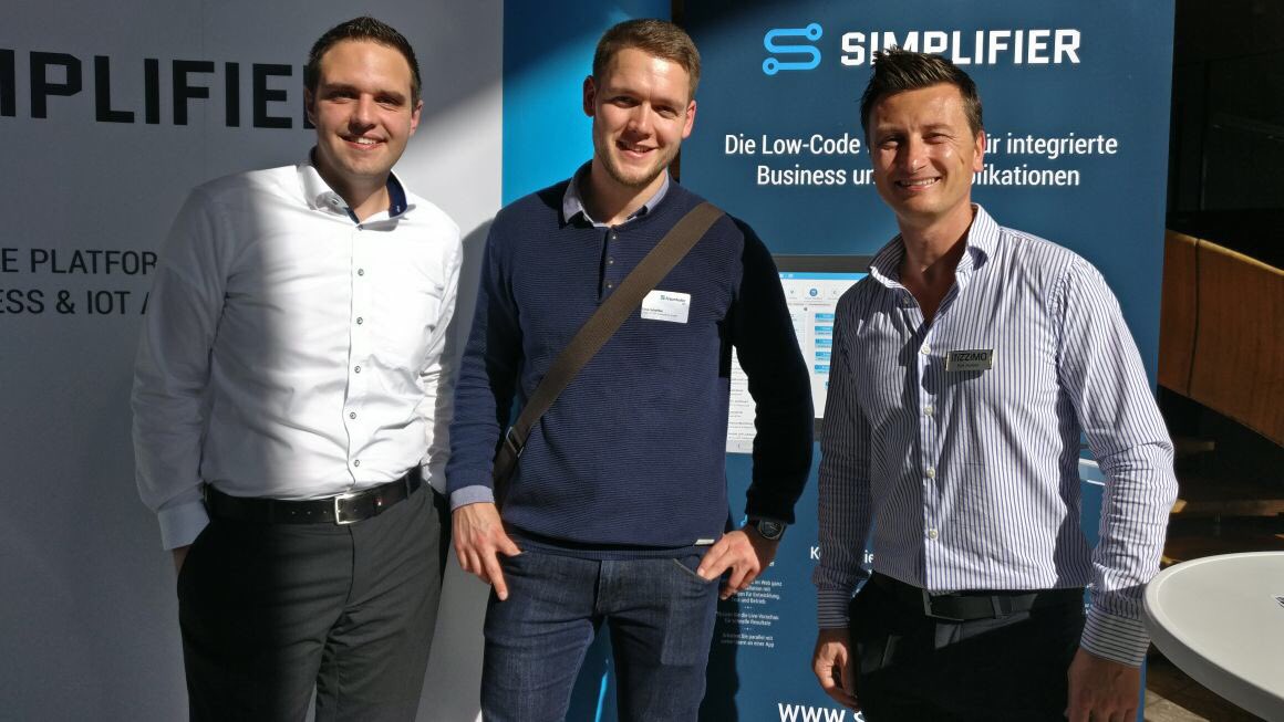 CODE_n's tweet photo. Simplifying #DigitalTransformation. Great to meet old fellows at #EsslingerForum by @iaostuttgart: #CODE_n Alumnus @iTiZZiMO. #iot #startup https://t.co/JSybMMu2ih