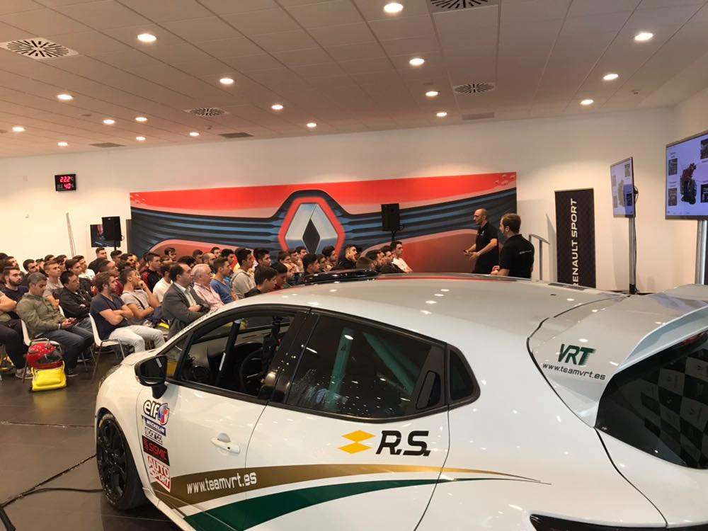 Ya estamos en Madrid, esto ya huele a carreras!!!! Final d la <a href="/ClioCupSpain/">ClioCupSpain</a> <a href="/EspirituJarama/">Espíritu del Jarama</a> <a href="/Circuito_Jarama/">Circuito de Madrid Jarama - RACE</a> <a href="/AUTOhebdoSPORT/">AUTOhebdoSPORT</a> @PrensaRENAULT