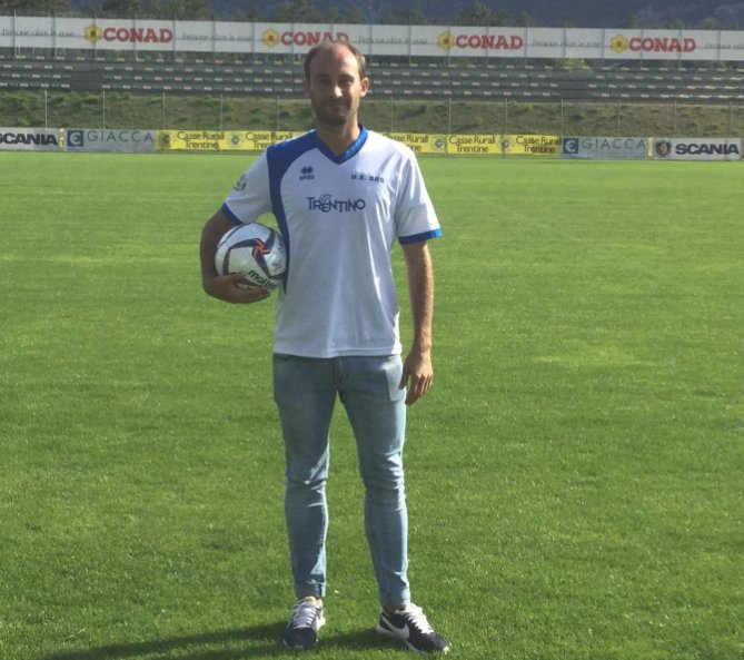 TgrRaiTrentino's tweet photo. Nuovo acquisto per l’Usd #Dro Alto Garda Calcio. Arriva l’attaccante Roberto Aquaro (svincolato) con passato in serie C. https://t.co/3P25fqORJf