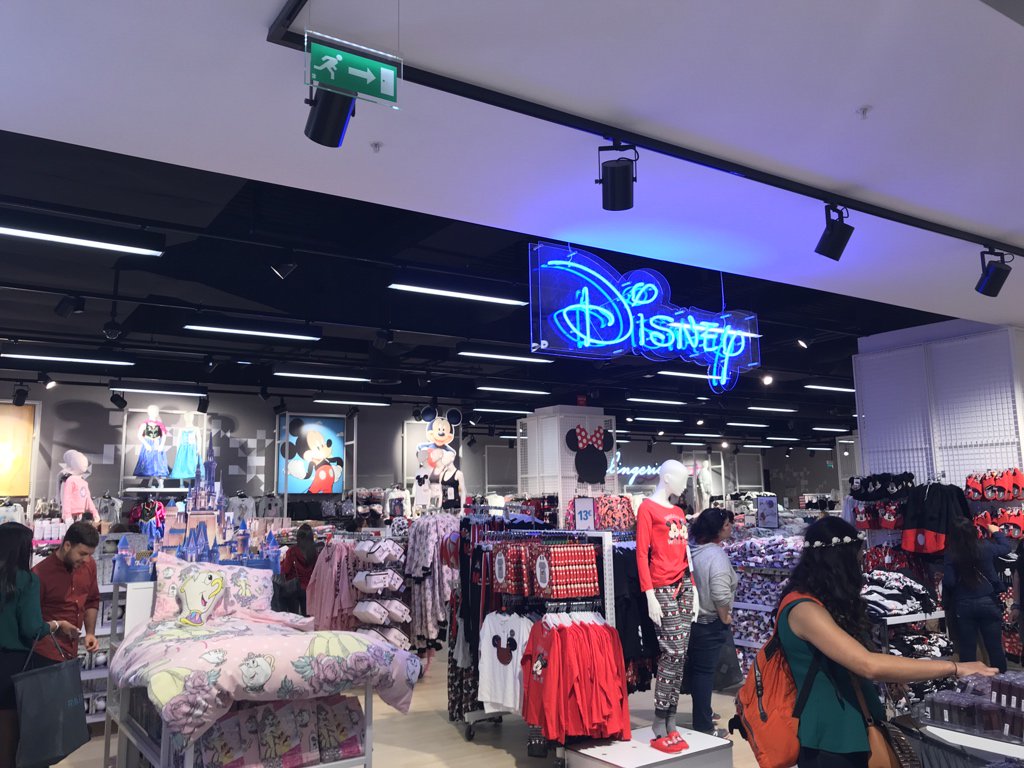 Theloopings's tweet photo. Antes de ír a los parques, nos pasamos por la tienda #Prymark de Val d’Europe, donde vemos una sección dedicada a #Disney https://t.co/O0bKoe60NJ