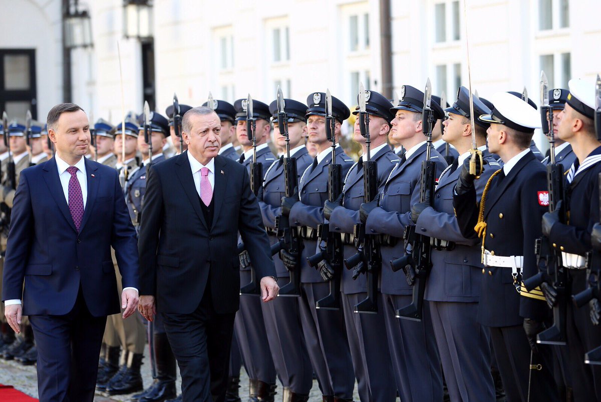 Akparti's tweet photo. Cumhurbaşkanımız Recep Tayyip Erdoğan, Polonya Cumhurbaşkanı Andrzej Duda tarafından resmi törenle karşılandı. https://t.co/Qv8LLfhAaF