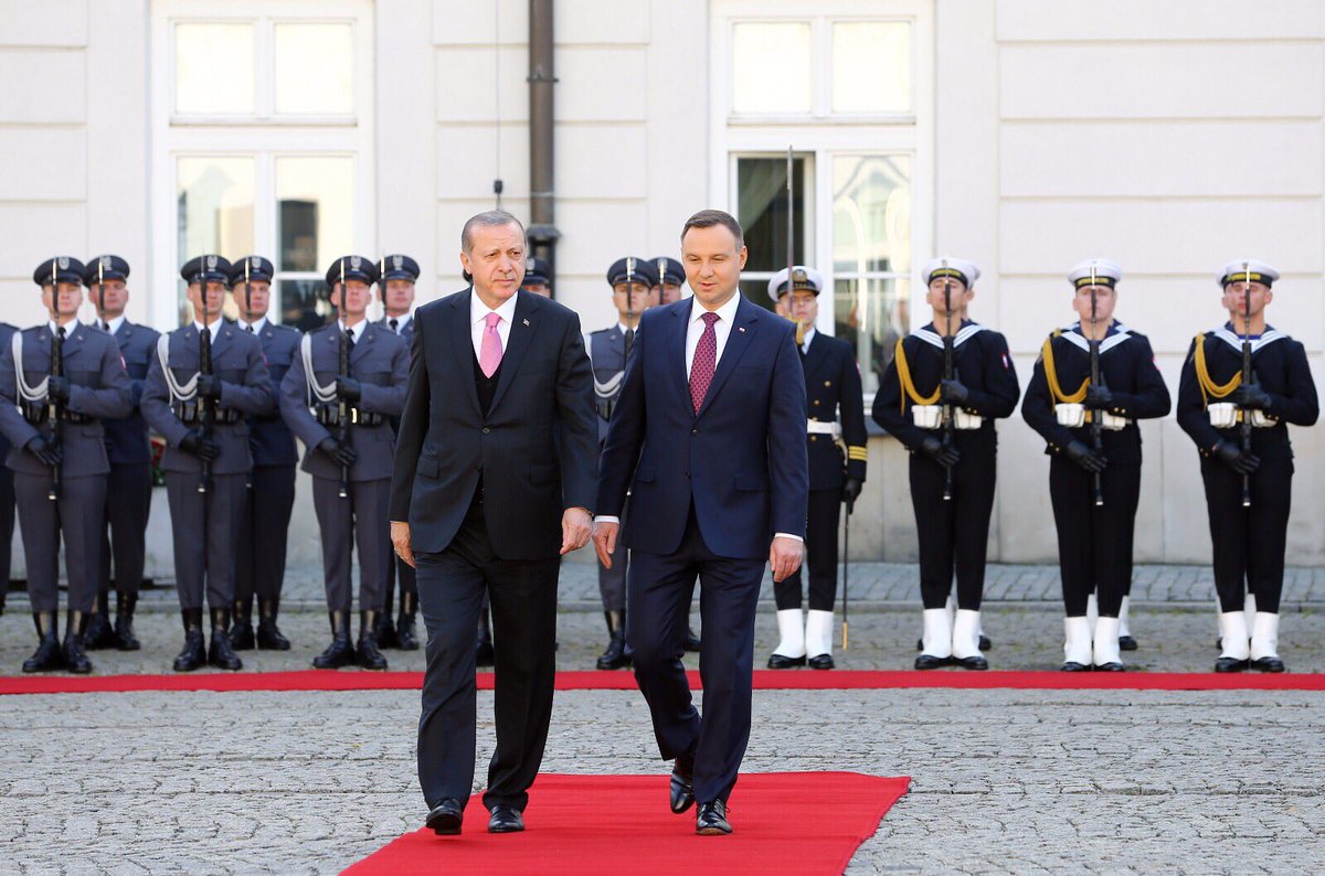 Akparti's tweet photo. Cumhurbaşkanımız Recep Tayyip Erdoğan, Polonya Cumhurbaşkanı Andrzej Duda tarafından resmi törenle karşılandı. https://t.co/Qv8LLfhAaF