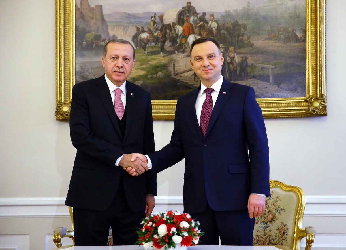 Akparti's tweet photo. Cumhurbaşkanımız Recep Tayyip Erdoğan, Polonya Cumhurbaşkanı Andrzej Duda tarafından resmi törenle karşılandı. https://t.co/Qv8LLfhAaF