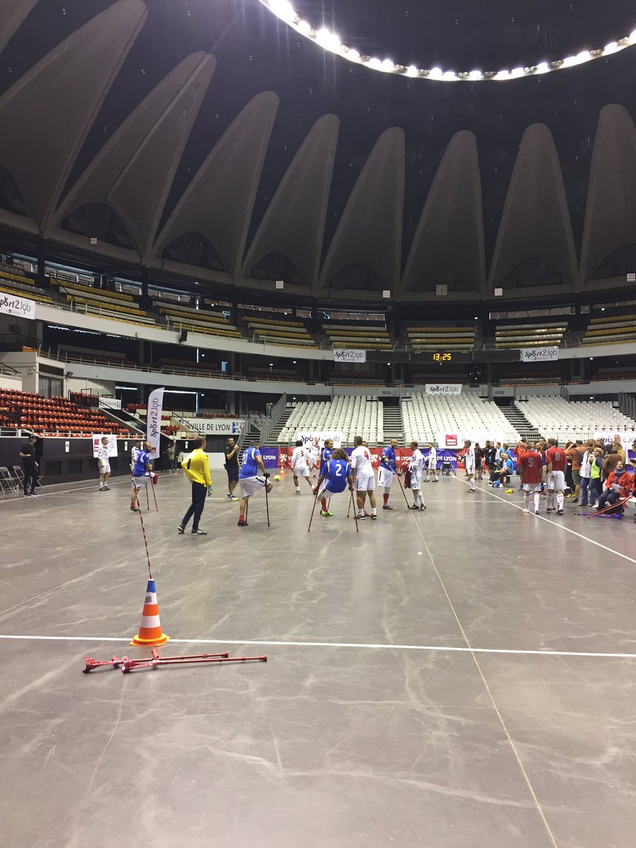 amelie_vieville's tweet photo. Match exhibition : handisport et anciens de l'OL #sport2job #teamsqli https://t.co/smcvfWiE8K