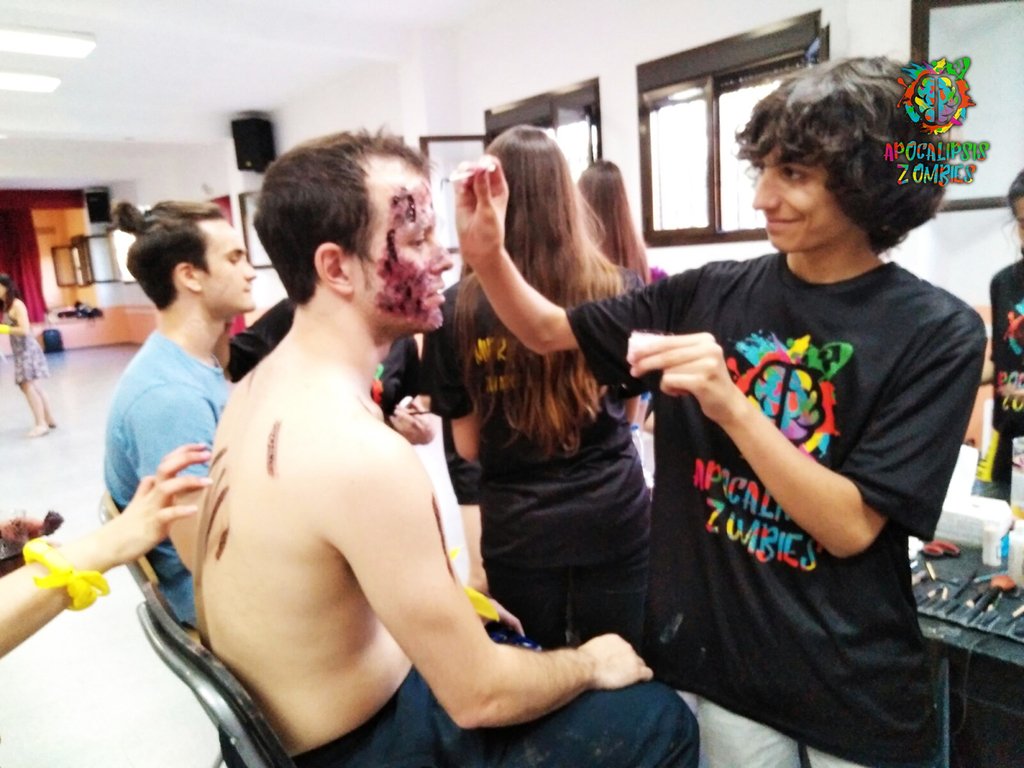 ApocalipsisZmbs's tweet photo. ¿CÓMO CREAR UN ZOMBIE? El equipo de #maquillaje es una pieza clave para que la experiencia sea inolviable. 🖌🖌🖌🖌
#A… https://t.co/rkXCSQB755 https://t.co/MAQ6iGDxsT