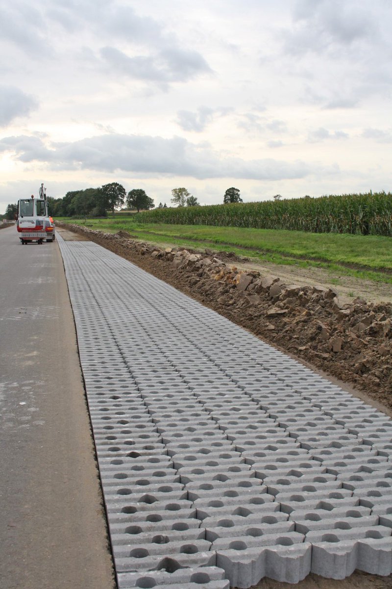 morssgroep's tweet photo. Voor de nieuwe #Twenteroute (Enschede-Groenlo) #N18 leveren wij grasbetonblokken t.b.v. de calamiteitenstrook. Zie: https://t.co/V5pwAh9HDB https://t.co/rSJOIHZJxh