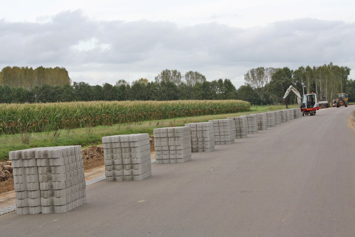 morssgroep's tweet photo. Voor de nieuwe #Twenteroute (Enschede-Groenlo) #N18 leveren wij grasbetonblokken t.b.v. de calamiteitenstrook. Zie: https://t.co/V5pwAh9HDB https://t.co/rSJOIHZJxh