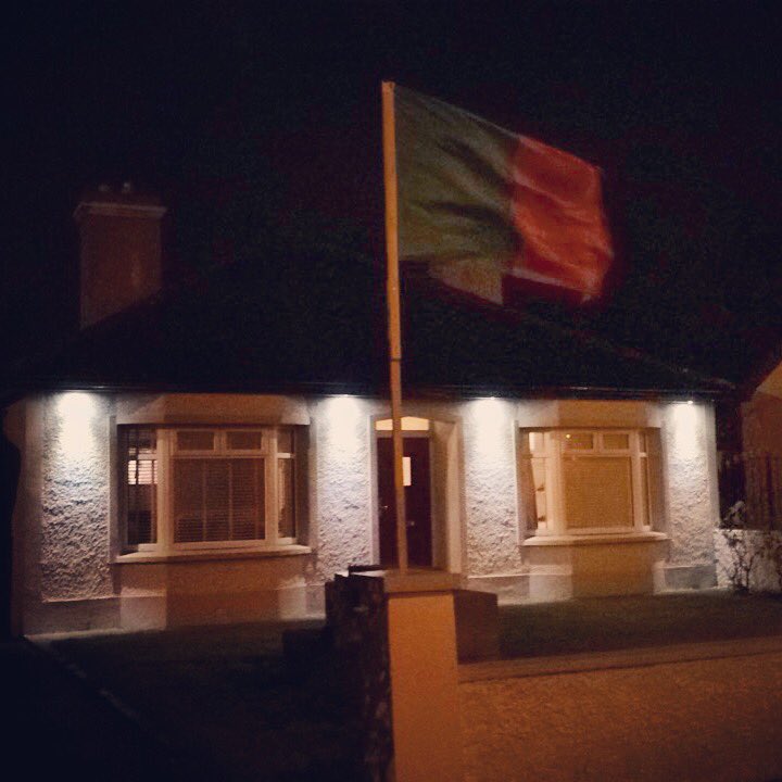 jamescasey87's tweet photo. Back up she goes! #lastflagstanding #halftime #shcfinal #nevergiveup #ophelia #greenandred #towinjustonce #canonhamilton @ClooneyQuinGAA https://t.co/k5cfNXc6Uz