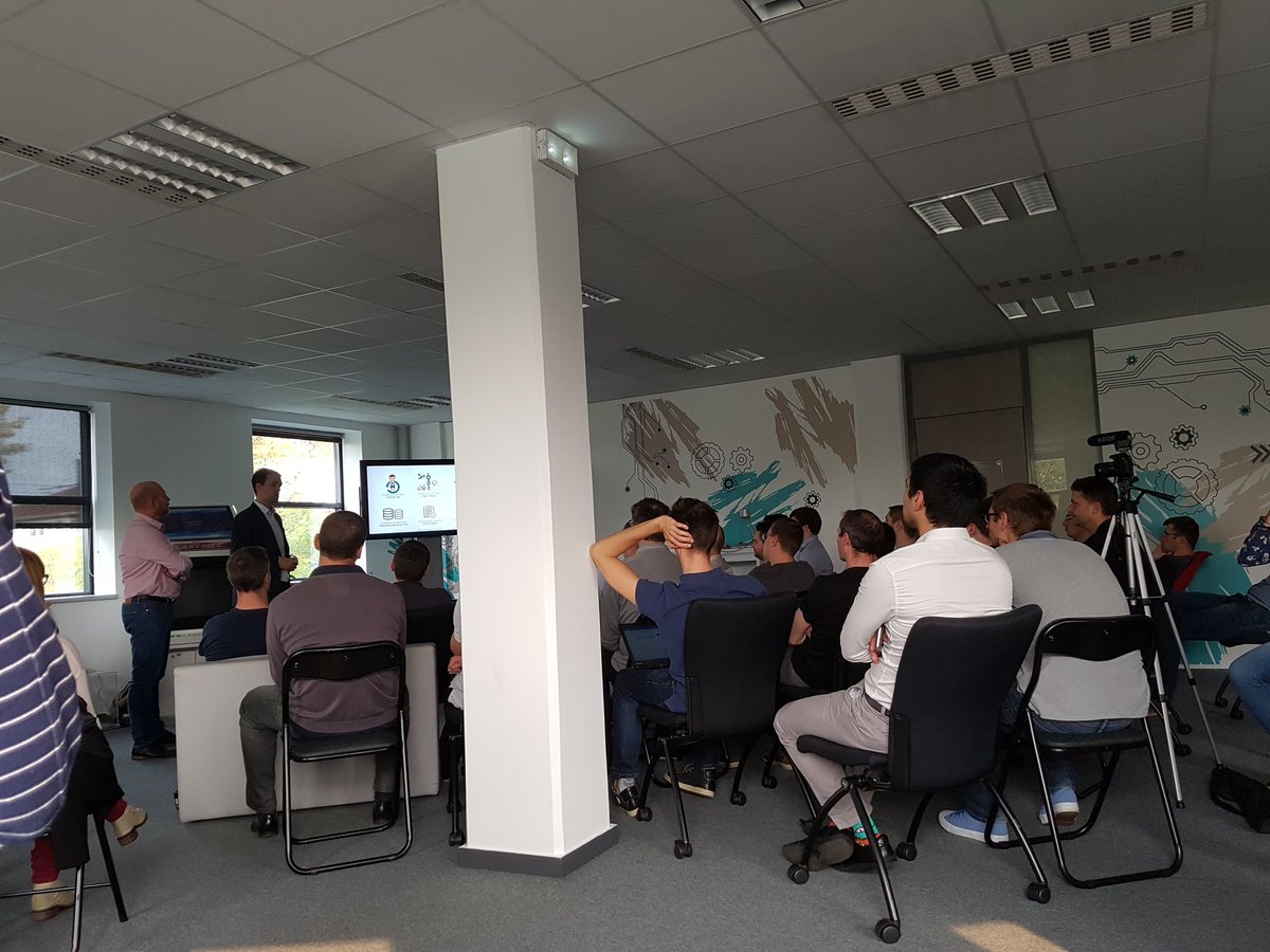 cyrillegrifo's tweet photo. Aujourd'hui c'est la team #EIP / #Archi qui nous explique l'Event Driven Architecture chez Axa France. #BBL #AXAGuilDev #COPEIP #COPArchi https://t.co/hvDOhIMDf3