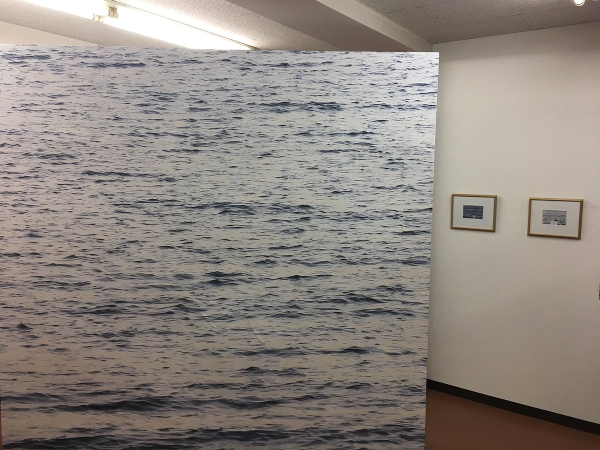 ss1lssah's tweet image. 逗子アートフェスティバルZAF2017
街中の逗子会館がメイン会場。1800迄公開。外壁に本間亮次「ウォールバナー」。スクリプカリウ落合安奈「向こうのうらがわ」は、その前に立って撮影すると海辺に居るかのように写る壁とその撮影例(#tbotz)面白い。
