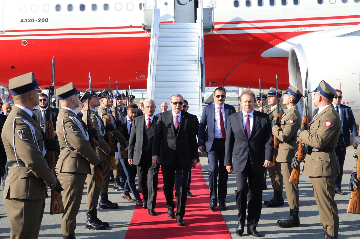 NumanKurtulmus's tweet photo. Sayın Cumhurbaşkanımız’ın Polonya ziyaretinde ikili ve heyetlerararası görüşmelere iştirak ediyoruz. Hayırlara vesile olsun. https://t.co/wqSHdbfVSQ