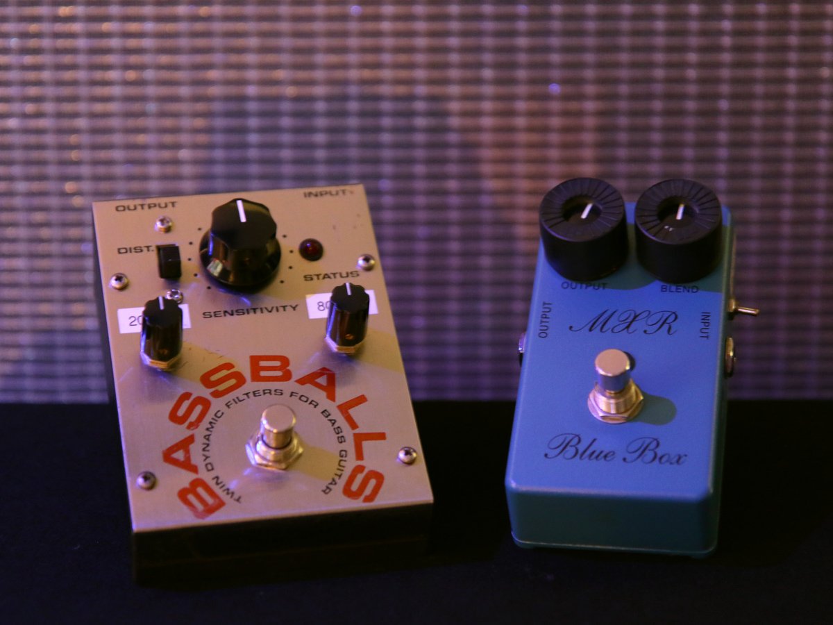 On à des nouvelles pédales au studio! 
- Electro-Harmonix Bassballs - sodasound.fr/ehx-bassballs
- MXR Blue Box - sodasound.fr/mxr-blue-box-m…