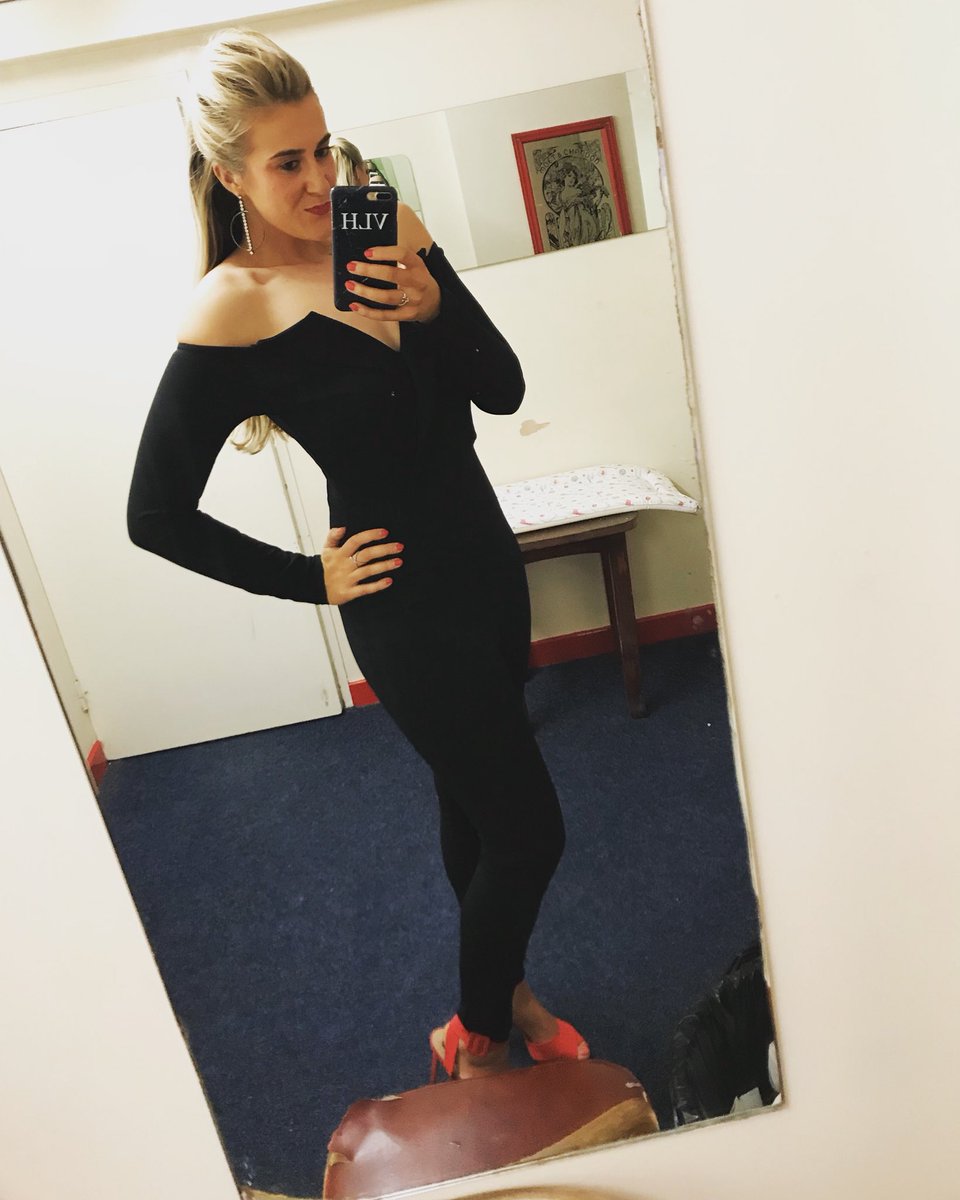 VickyHardcastle's tweet photo. Birthday antics 🎂🎉🍸💃🏼 https://t.co/XnlWMncYRc