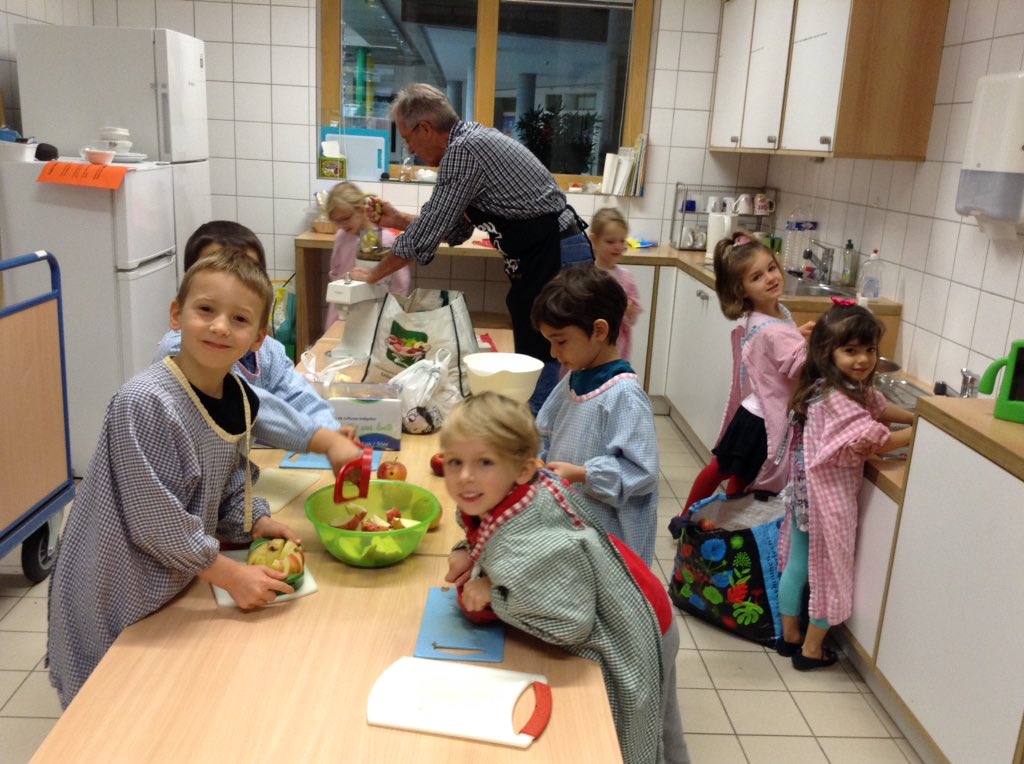 MrsDuublu's tweet photo. We had a special guest and made something with apples #islk2 https://t.co/kVNur0Uz9V