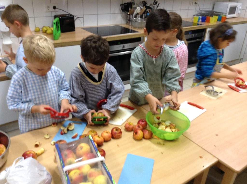 MrsDuublu's tweet photo. We had a special guest and made something with apples #islk2 https://t.co/kVNur0Uz9V