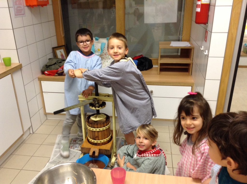 MrsDuublu's tweet photo. We had a special guest and made something with apples #islk2 https://t.co/kVNur0Uz9V