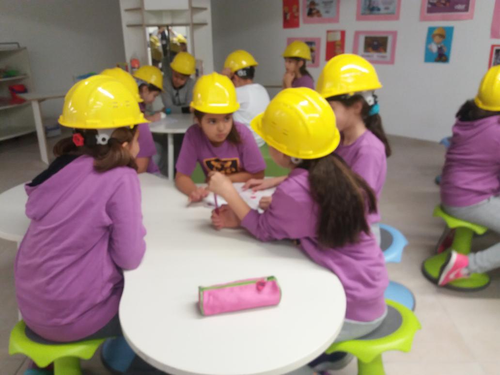 FatmaAyazlar's tweet photo. #4_A Sınıfı sebze ve meyvelerden elde ettikleri renkleri kullandılar. https://t.co/4LIK1igAZ5