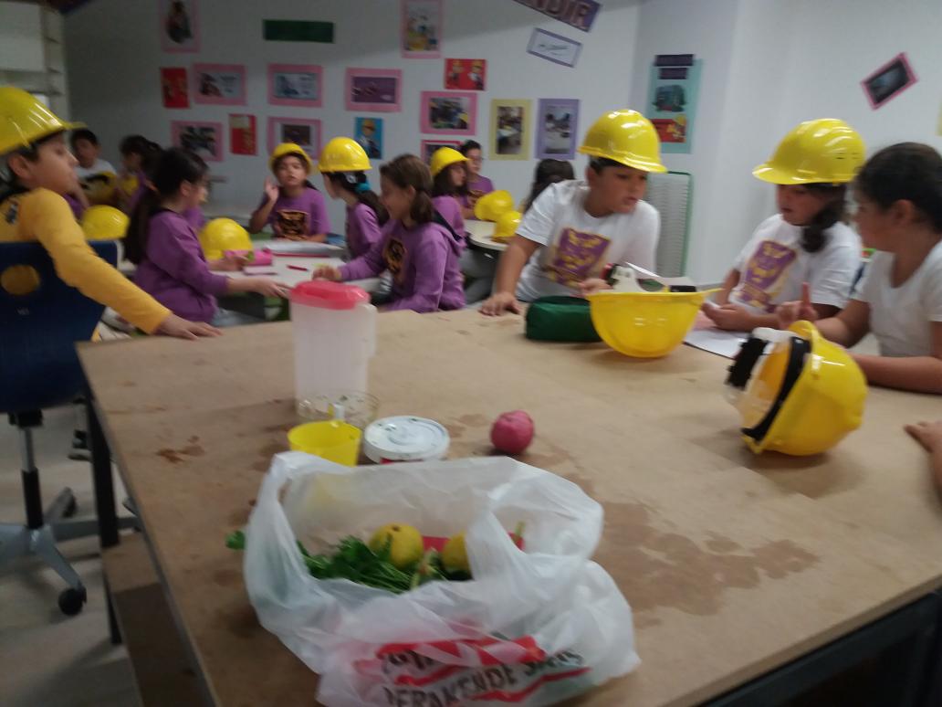 FatmaAyazlar's tweet photo. #4_A Sınıfı sebze ve meyvelerden elde ettikleri renkleri kullandılar. https://t.co/4LIK1igAZ5