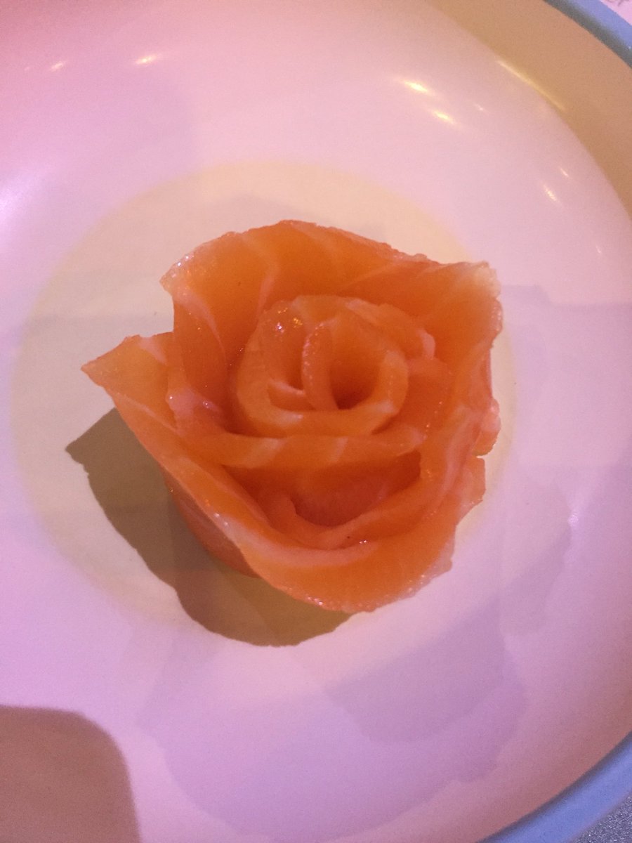 sianarrr's tweet photo. A salmon rose. Pretty and tasty 🌹🙊 https://t.co/6LekvpmT12