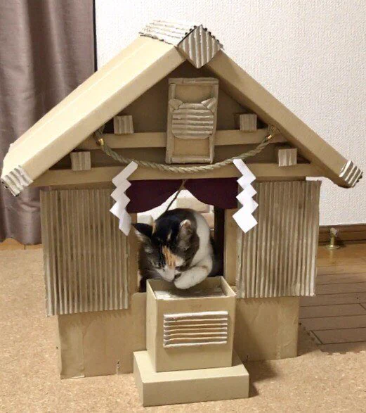 猫神様の神社は段ボール製ｗ母が作成した段ボール神社のクウォリティ高すぎｗｗｗ