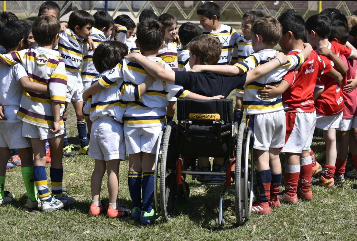 prematch's tweet image. Hablame de amor. Dieguito no puede jugar pero lleva una planilla y anota todo. Es parte del equipo: lo entendieron todos desde el minuto 1