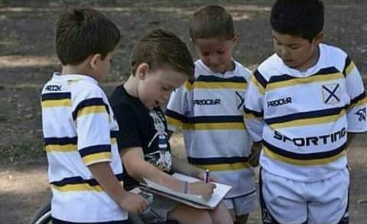 prematch's tweet image. Hablame de amor. Dieguito no puede jugar pero lleva una planilla y anota todo. Es parte del equipo: lo entendieron todos desde el minuto 1