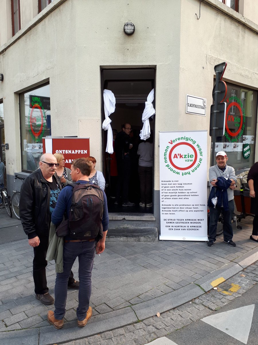 SienMagazine's tweet photo. Veel aandacht voor de wandeling over armoede bij A'kzie. Meer info in de nieuwe Sien. #wereldarmoededag https://t.co/viQ9V8KLJt