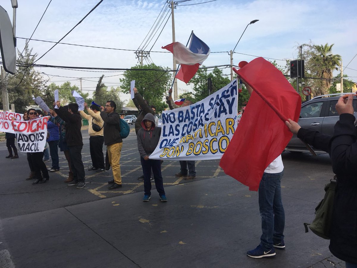 RosarioOlivares's tweet photo. Sigue #HuelgaSalesianos del @sindicatocom, aunque @SalesianosCL apueste al desgaste estudiantes y apoderados/as apoyan en masa en av. Macul https://t.co/SZs1nZgCbQ