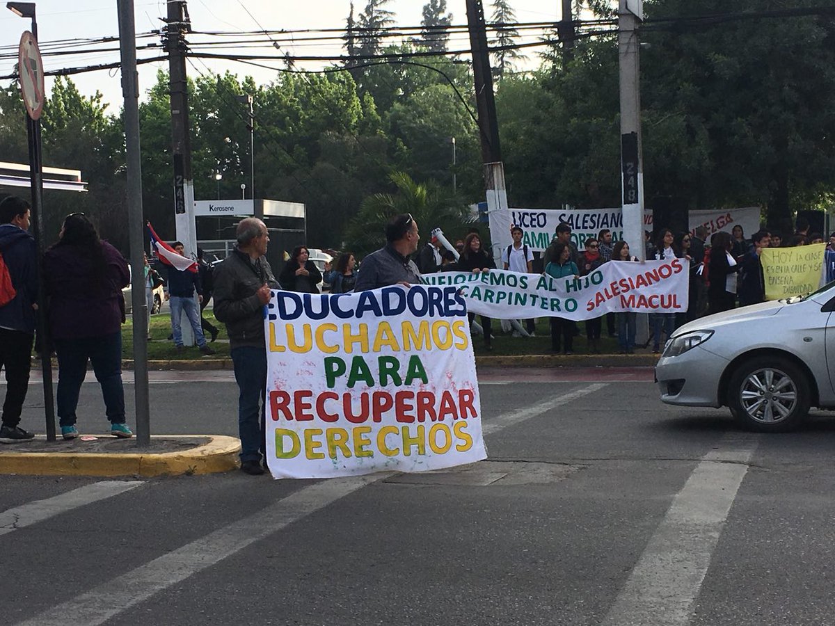 RosarioOlivares's tweet photo. Sigue #HuelgaSalesianos del @sindicatocom, aunque @SalesianosCL apueste al desgaste estudiantes y apoderados/as apoyan en masa en av. Macul https://t.co/SZs1nZgCbQ