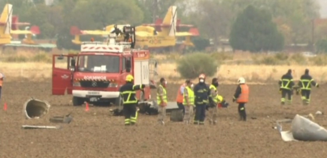 InterTVAZ's tweet photo. Muere el piloto de un F-18, perteneciente al Ejército del Aire, tras estrellarse en la Base Aérea de Torrejón, en las afueras de Madrid. https://t.co/IBCr2HKtaf