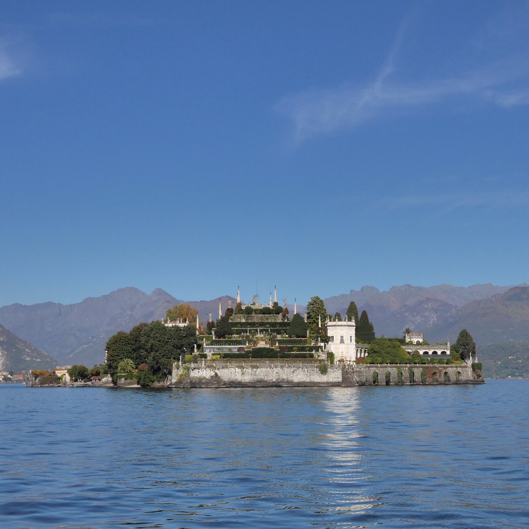 Q O O マジョーレ湖 晴天 琥珀色の雨は降っていない リアルな そして今でもある イゾラベッラ 三景 T Co 0pplwagg Twitter