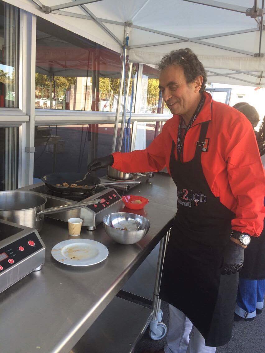 Beuuz_'s tweet photo. Michel est au fourneaux ! Un vrai chef ! #cook2job #sport2job #truck2ouf https://t.co/x8opeN52qB